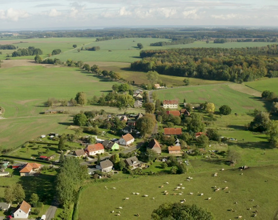 Luftbildaufnahme: Kleinstadt von oben