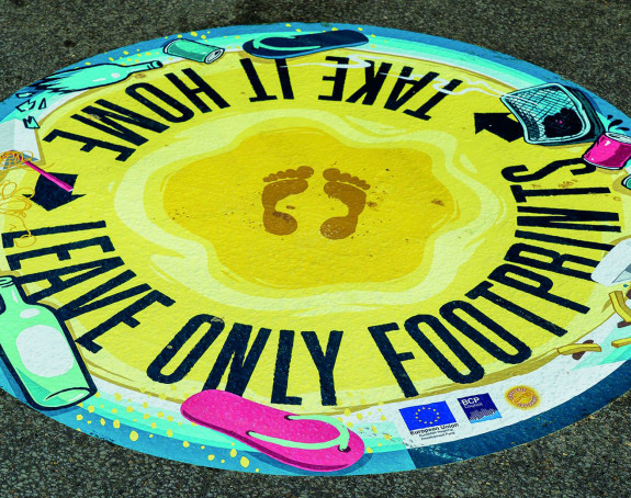Foto: Zeichnung am Boden, Aufschrift: Take it home, leave only footprints