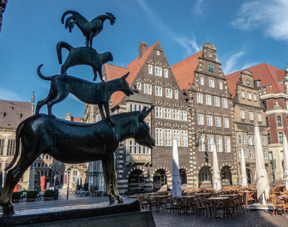 Bronzestatue der Bremer Stadtmusikanten, Marktplatz im Hintergrund