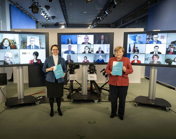 Foto: Bundeskanzlerin Angela Merkel, im Hintergrund die Fachkommission Integrationsfähigkeit per Videokonferenz zugeschaltet