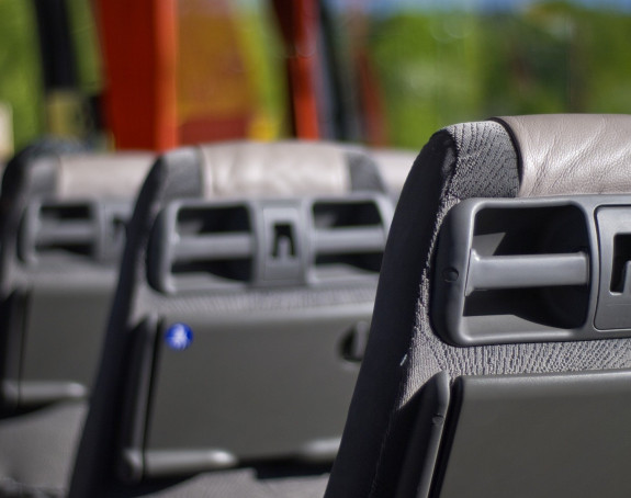 Bus von innen, Blick auf Sitzreihe 