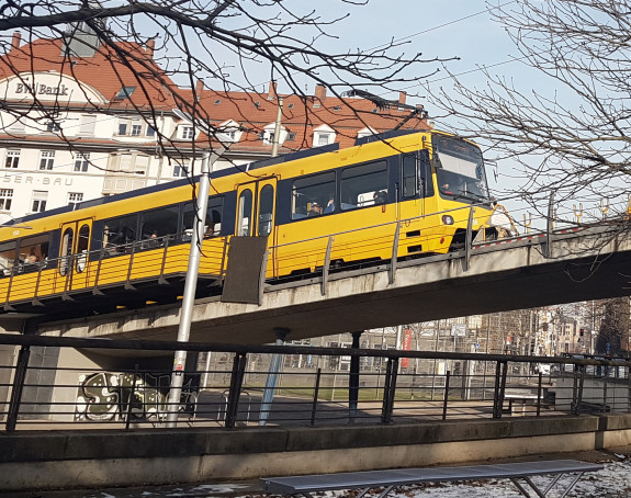 Zahnradbad in Stuttgart auf einer Brücke