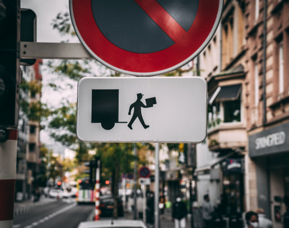 Traffic sign: Stopping zone for delivery traffic