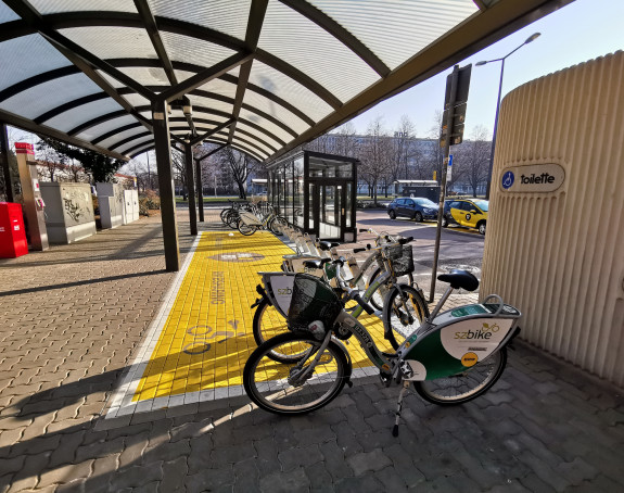 Überdachte Mobilitätsstation mit Fahrrädern 