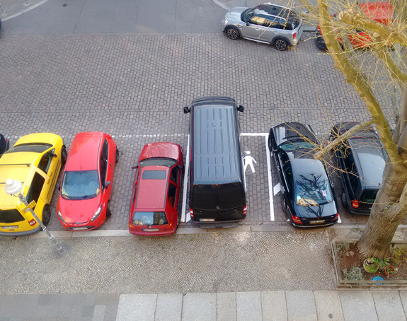 Foto: Parkende Autos an der Bordsteinkante 