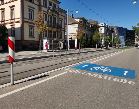 Foto: barrierefreie Haltestelle und Fahrradstraße in Freiburg 