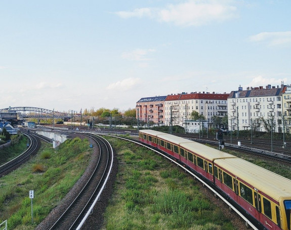 S-Bahnschienen, auf der einen Seite eine Kleingartenanlage auf der anderen Altbauten