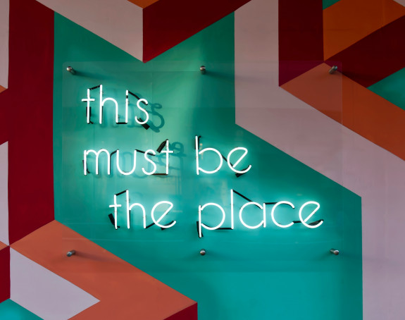 Leuchtschrift besagt: This must be the place
