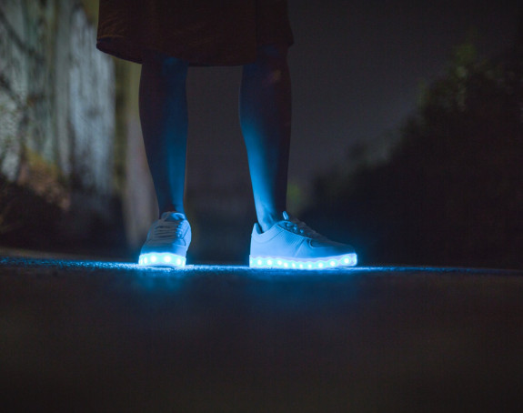 Foto: LED-Schuhe leuchten im Dunkeln 