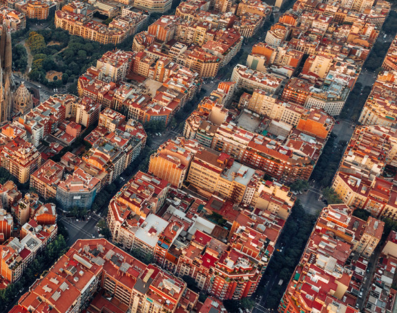 Berichte-1-2022_Cover: Häuserblöcke in Barcelona von oben