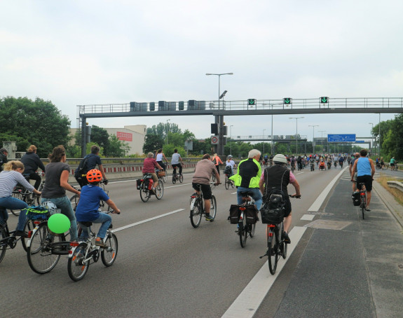 Berliner Stadtautobahn mit Fahrradfahrern anlässlich einer Sternfahrt