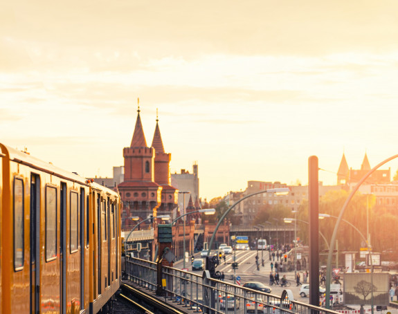 Foto: Blick auf Oberbaumbrücke, Berlin, im Vordergrund U-Bahn