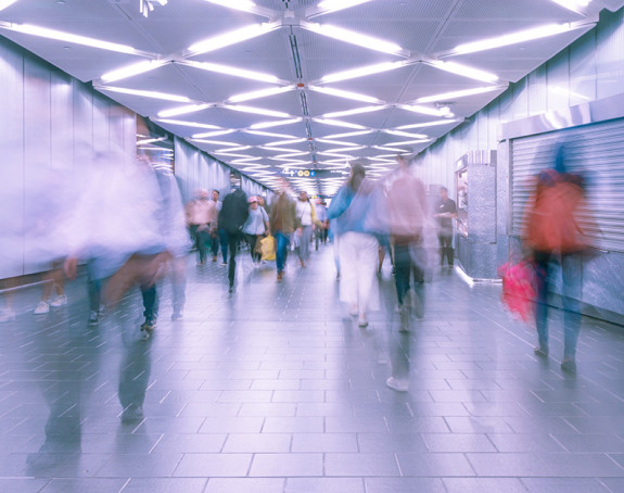 Menschen in Bewegung in U-Bahnstation