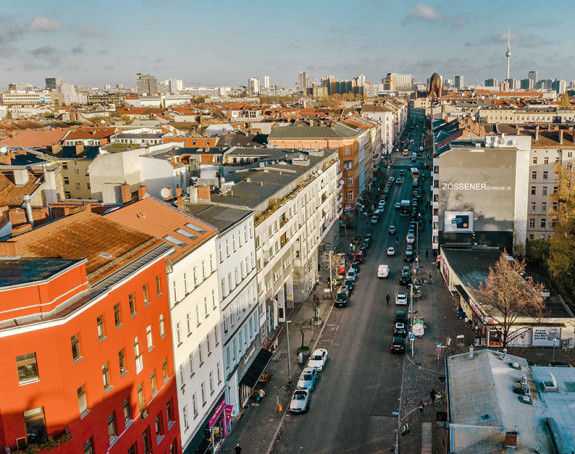 Luftbildaufnahme von Berlin mit Straße und Häusern