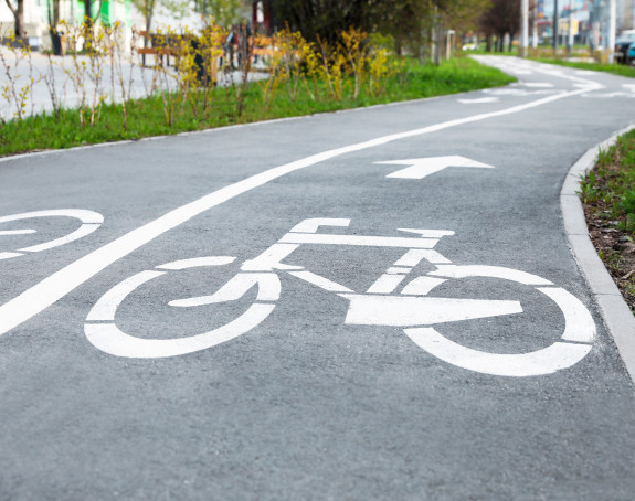 Zweispuriger Fahrradweg mit Asphaltmarkierung in einer Stadt