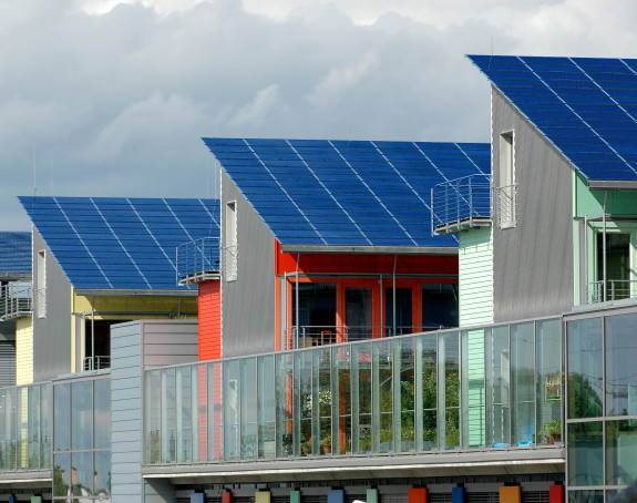 Moderne Reihenhäuser mit Solardächern 