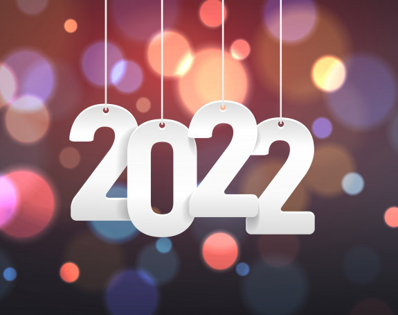 2022 als hängende weiße Papiernummer auf farbigem Hintergrund