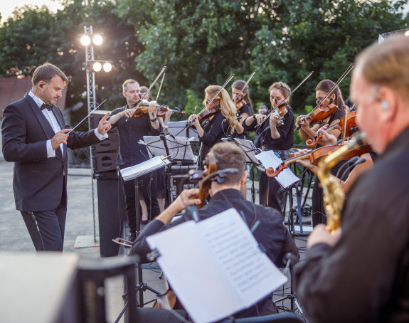 Klassisches Orchester spielt im Park 