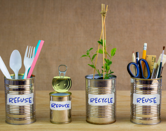 Blechdosen mit den Aufschriften refuse, reduce, recycle, reuse