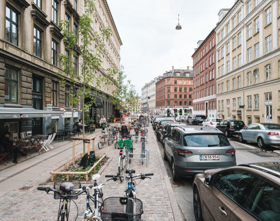 Parkende Autos und Fahrradständer am Bordstein 