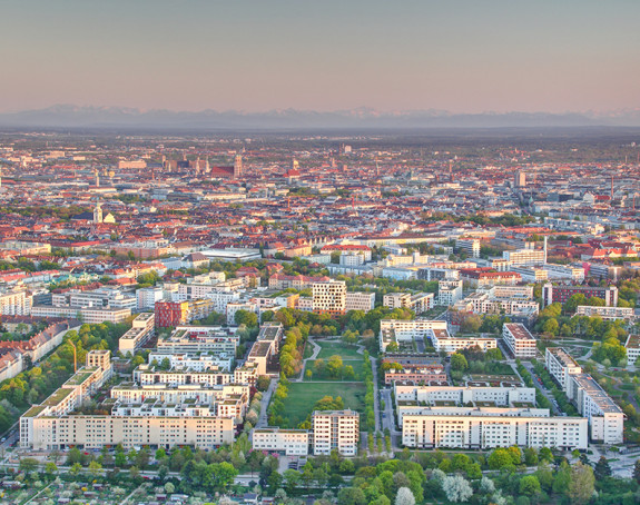 Luftbild auf Großstadt mit Wohnsiedlungen