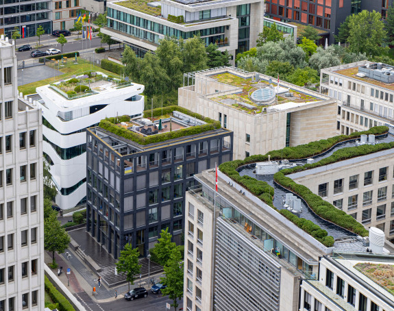 Gebäude mit bepflanzten Dächern