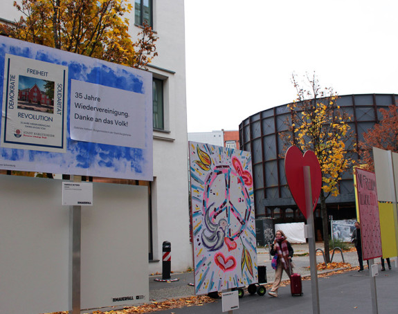 Plakat Bargteheide mit anderen Plakaten der Mauerfallaktion Plakat Bargteheide mit anderen Plakaten der Mauerfallaktion