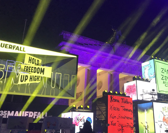 Mauerfallaktion vor Brandenburger Tor - Jahreswechsel Aktion 35 Jahre Mauerfall vor dem Brandenburger Tor