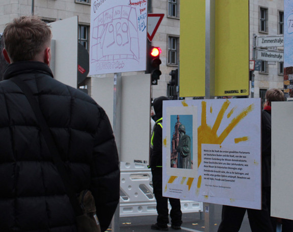 Passant vor Plakat der Stadt Mainz Passant vor Plakat der Stadt Mainz