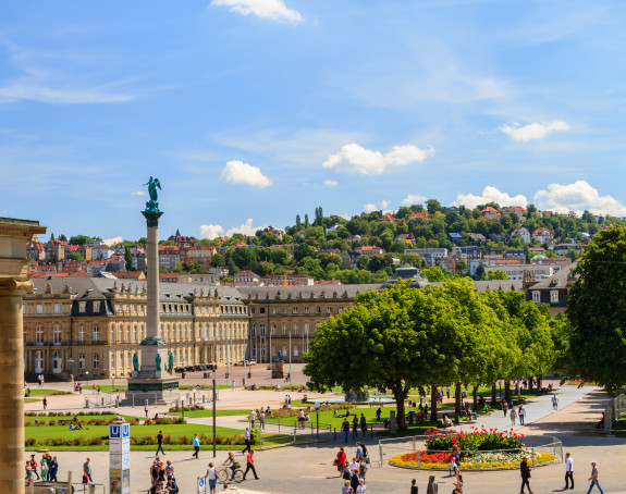 Stuttgart (Deutschland) Schlossplatz im Sommer, Blick vom kleinen Schlossplatz