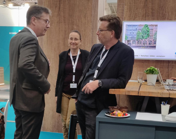 Besuch am Stand auf der Hauptversammlung