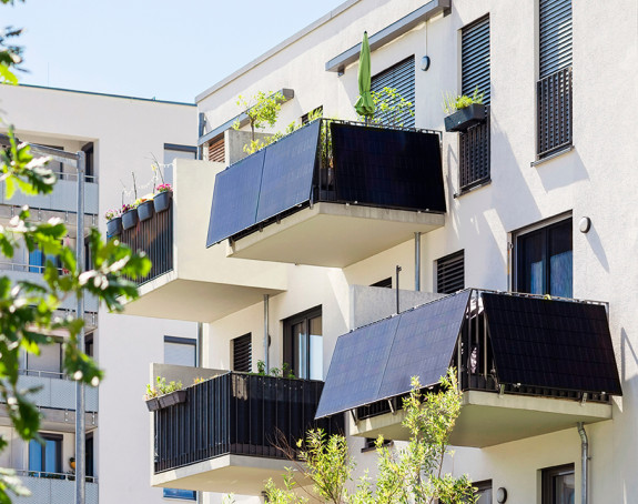 Balkonkraftwerke an Neubaufassade