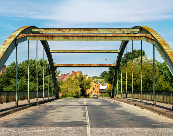 Marode Brücke und Straße