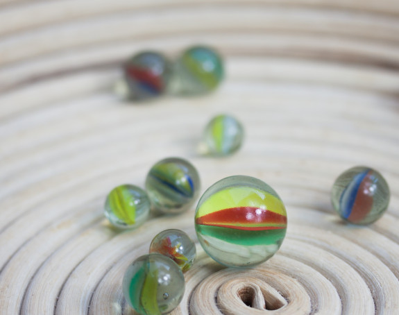 Glasmurmeln auf einer spiralförmigen Unterlage Glasmurmeln auf einer spiralförmigen Unterlage