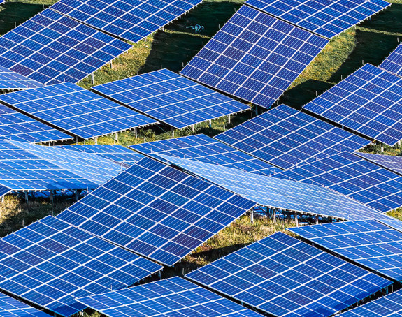Solarpanels liegen auf einem Feld 