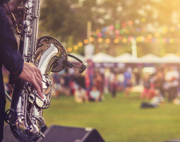 Saxophonist:in auf Outdoor-Festival