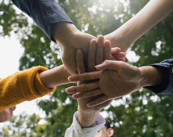 Menschen arbeiten zusammen 