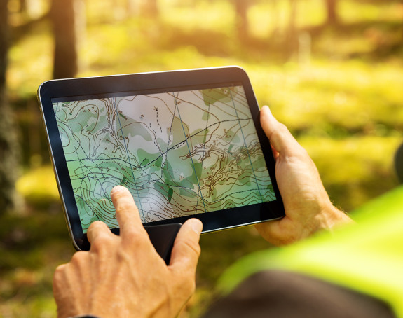 Digitale Karte einer Region auf Tablet 