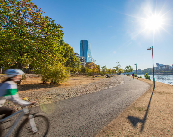 Radeln am Flussufer der Stadt Frankfurt