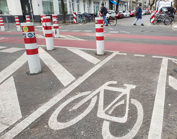Kreuzung mit Poller und Fahrradspur