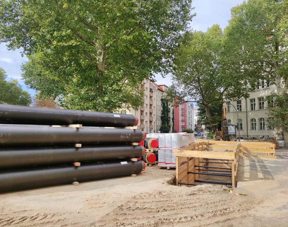 Baustelle mit Rohrleitungen für die Wärmeversorgung