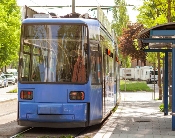 Straßenbahn an einer Haltestelle
