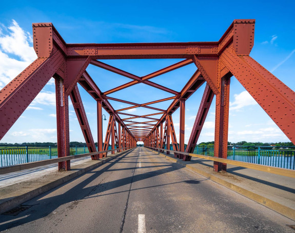 Eine Straßenbrücke