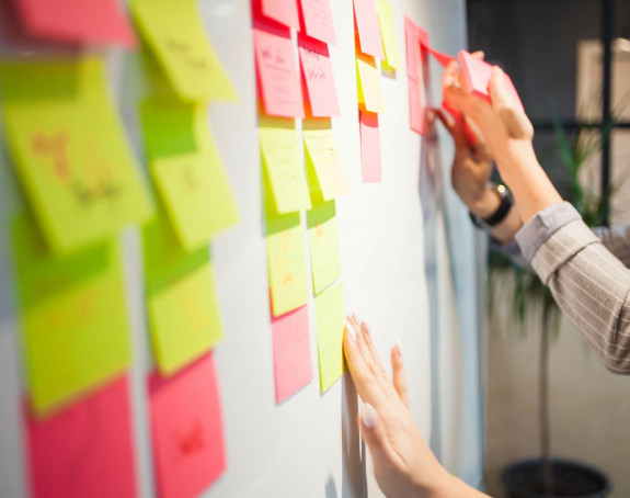 Postit-Zettel an einer Stellwand
