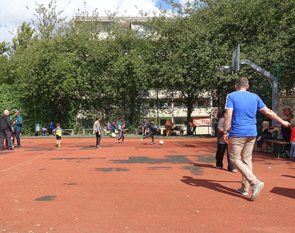 Menschen auf Basketballplatz