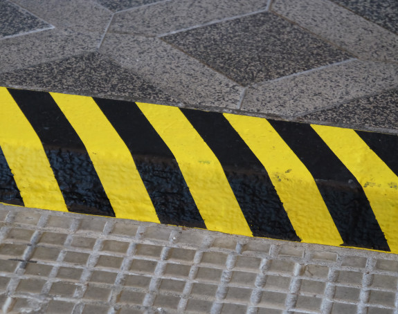 Foto: gelb-schwarze Sicherheitsbemalung einer Treppenstufe