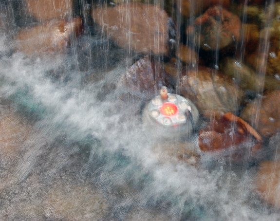 Foto: Starkregen, der auf Pflastersteine prasselt