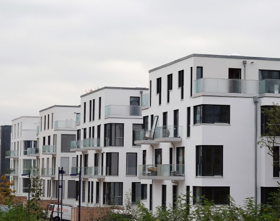 Foto: Vierstöckige Neubauten in einem Wohngebiet