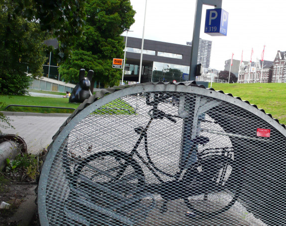 Foto: E-Bike auf einem abschließbaren Fahrrad-Parkplatz