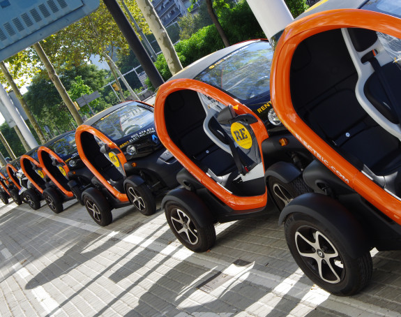 Foto: eine lange Reihe von Mini-Elektro-Autos